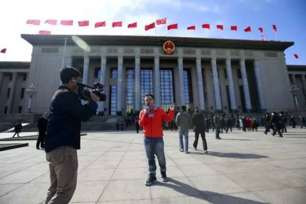 华龙网首席文字记者徐焱:今年两会,我最大的感受就是网络媒体的形式创新。华龙网采用《两会知识问答》的形式宣传政府工作报告,答题互动,红包奖励,深受网友喜爱。还推出全媒体脱口秀栏目《龙哥说两会》,带着网友的问题上两会,将网友关注最多的问题在脱口秀中进行答复。拍摄很辛苦,但最终大受欢迎,心满意足。7